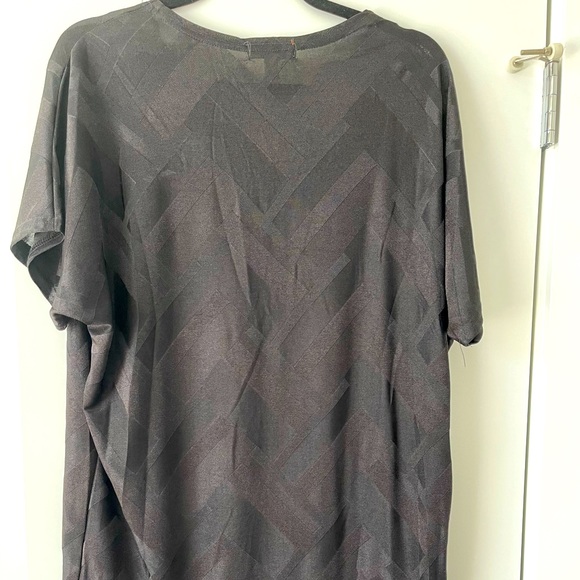 New! Loose fit long top. M/L chevron detail - Picture 3 of 3